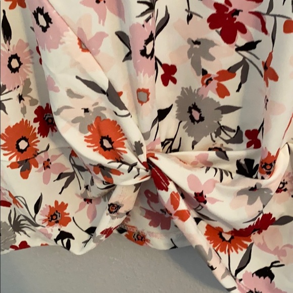 NWT! Jones New York floral, twisted front blouse - Picture 3 of 12